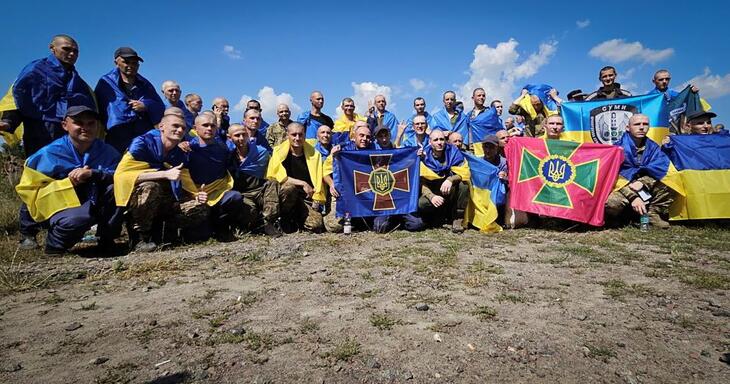 Orosz hadifogságból kiszabadult ukránok egy meg nem nevezett ukrajnai helyszínen 2024. július 17-én. 