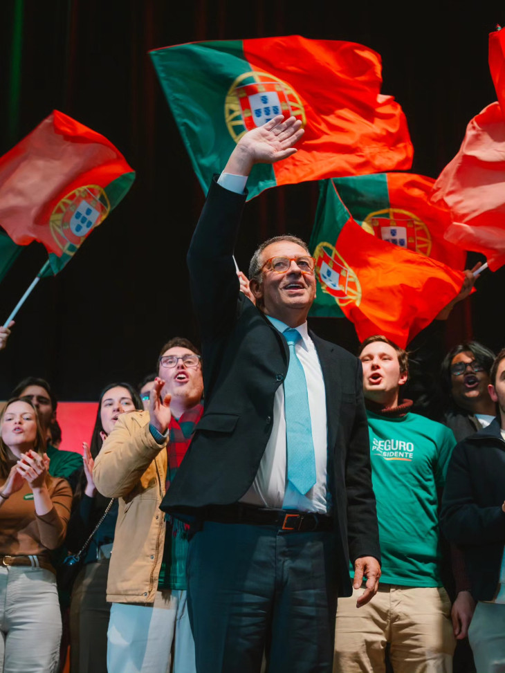 António José Seguro hívei előtt ünnepli győzelmét a portugál elnökválasztás első fordulójában