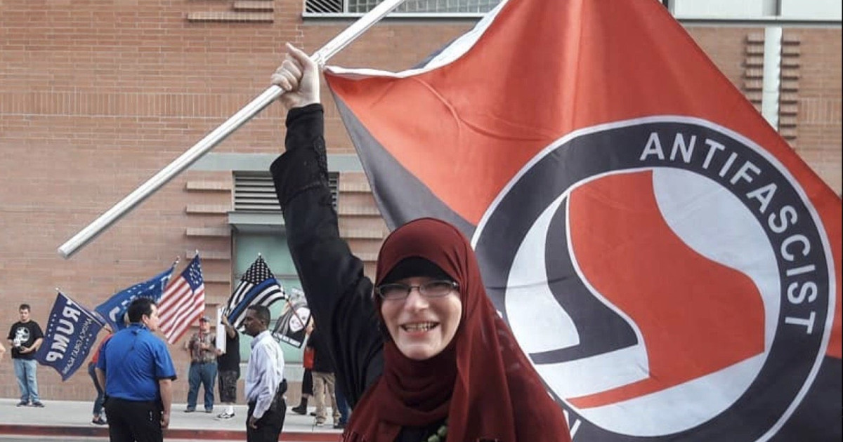 Hidzsábos antifa tüntető a glendale-i Charlie Kirk emlékműnél.