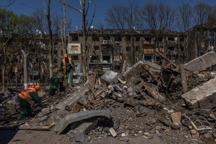 A pusztítás nyomai egy orosz légitámadás után a Donyeck megye északi részén, ukrán ellenőrzés alatt álló Kramatorszk városban 2022. május 6-án. Fotó: MTI/EPA