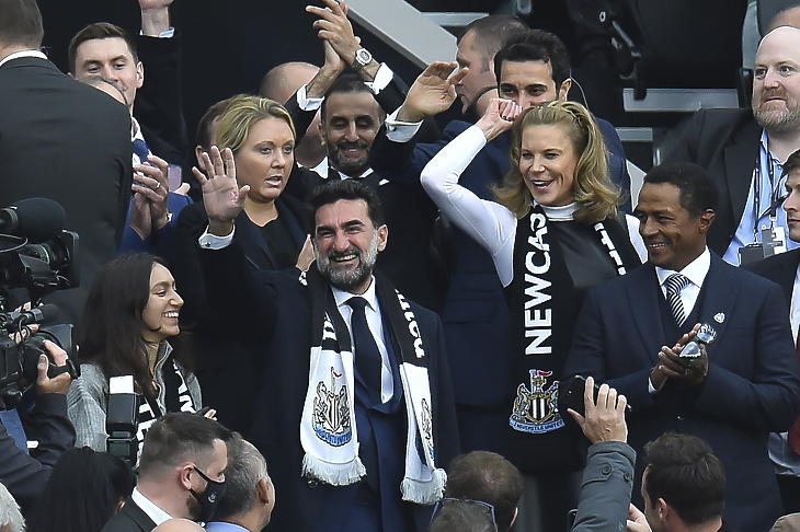 Jaszir bin Otman ar-Rumajjan, a Newcastle United angol labdarúgóklub új, szaúd-arábiai elnöke (b2) és Amanda Staveley brit üzletasszony a klub kisebbségi tulajdonosa (j2), mielőtt megkezdődik csapatuk mérkőzése a Tottenham Hotspur ellen a newcastle-i St. James' Park stadionban 2021. október 17-én. (Fotó: MTI/EPA/Peter Powell)
