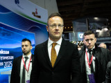 Ki nem találná, hol tűnt fel megint Szijjártó Péter