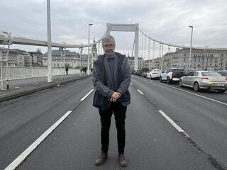 Hadházy Ákos szakadó hóban tüntet, és a túlzott optimizmustól óv