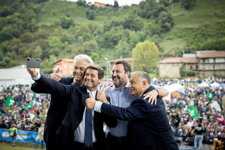 Orbán Viktor miniszterelnök, Andre Ventura, a portugál Chega párt vezetője (balról a második), mellette balra Geert Wilders, a holland Szabadságpárt vezetője és Matteo Salvini olasz miniszterelnök-helyettes, a Liga elnöke a párt nagygyűlésén a bergamói Pontidában