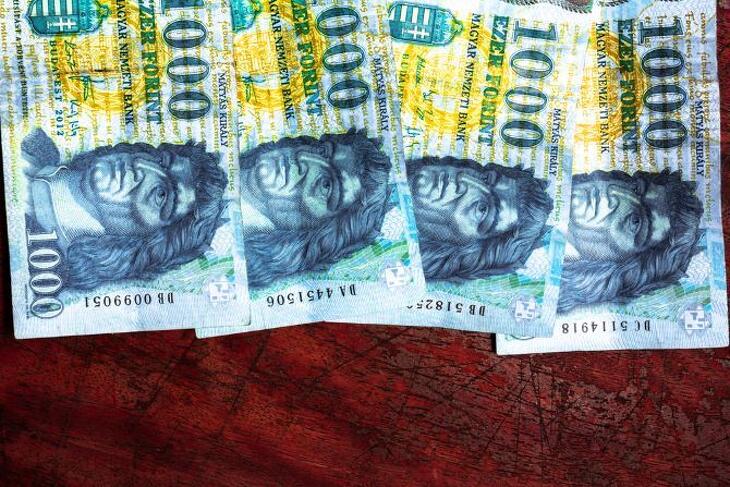 Estére erősödött a forint