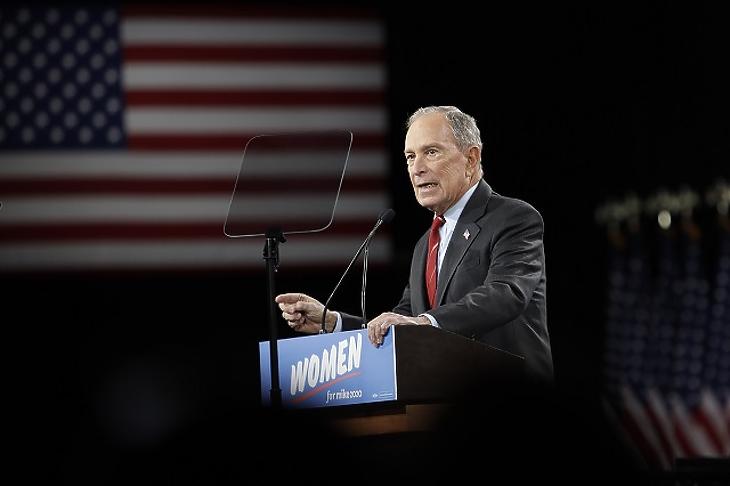 Michael Bloomberg amerikai milliárdos üzletember, New York volt polgármestere támogatóihoz beszél egy kampányrendezvényen New Yorkban (MTI/AP/Frank Franklin II)