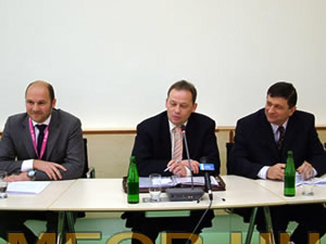 Balról: a Pappas Auto vezetője, Szanyi Tibor államtitkár, Kilián Csaba az ITD igazgatója - com.sult