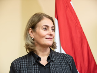  Csibi Krisztina, a Fidesz-KDNP jelöltje a Tolna vármegye 2-es számú választókerületében a nemzeti konzultációval kapcsolatos országjárás dombóvári állomásán tartott sajtótájékoztatón 2024. november 26-án. 