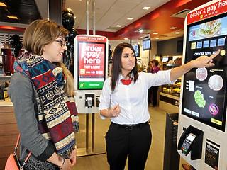 Októberben nyit az első érintőképernyős-pincéres McDonalds Budapesten