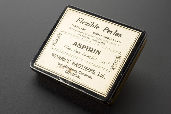 Angol aszpirines doboz a 20. század közepéről. A gyógyszer már bő évszázados múltra tekint vissza, de hatásairól még mindig nem tudunk mindent. Fotó: Wikimedia/Wellcome