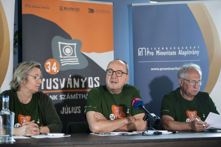 Németh Zsolt, az Országgyűlés külügyi bizottságának fideszes elnöke, a szabadegyetem alapítója (középen), Toró T. Tibor, az Erdélyi Magyar Nemzeti Tanács ügyvezető elnöke (jobbra) és Bánfalvi Katalin magyarországi főszervező, a Kisebbségekért – Pro Minoritate Alapítvány irodavezetője a 34. Bálványosi Nyári Szabadegyetem és Diáktábor sajtótájékoztatóján a Bálna Budapestben 2025. július 9-én