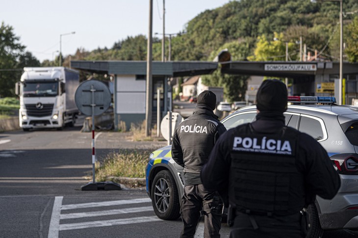 Szlovák rendőrök határellenőrzést végeznek a somoskőújfalui határátkelőnél 2023. október 5-én. Szlovákia mától ideiglenesen visszaállította a határellenőrzéseket a magyar határon, az intézkedés egyelőre október 14-ig lesz hatályos. Pozsony az intézkedést az illegális migráció megfékezésének szükségességével indokolta. A magyar határon történő ellenőrzések újbóli bevezetésére egy nappal azt követően kerül sor, hogy szerdától Csehország és Lengyelország vezetett be hasonló intézkedést szlovák határán. Fotó: MTI/Komka Péter 