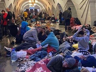 Hátborzongató képek – metrómegállókban alszanak az ukránok