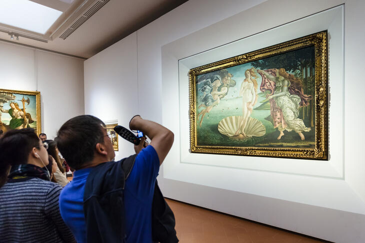 Sandro Botticelli Vénusz születése című képe előtt az Uffizi Képtárban - otthonra is vásárolnánk?