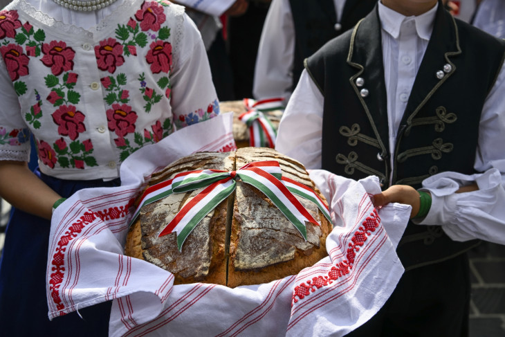 Új kenyér az államalapítás és Szent István király ünnepe alkalmából tartott Mesterségek ünnepén rendezett kenyéráldáson a Budai Várban 2025. augusztus 20-án. 