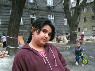 Roma kislány egy szegénynegyedben a csehországi Prerovban (korábbi felvétel). Fotó: Depositphotos
