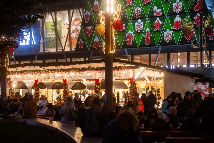 A Vörösmarty Classic Xmas karácsonyi vásár a Vörösmarty téren a megnyitó napján, 2023. november 17-én. Fotó: MTI/Balogh Zoltán