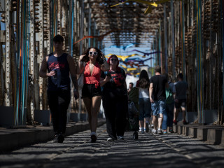  A 31. Sziget fesztiválra tartó fiatalok érkeznek a K-hídon az óbudai Hajógyári-szigetre 2025. augusztus 5-én. A 76 hektáros területen több mint ötven helyszín van, ahol csaknem ezer program várja a közönséget augusztus 6. és 11. között. 