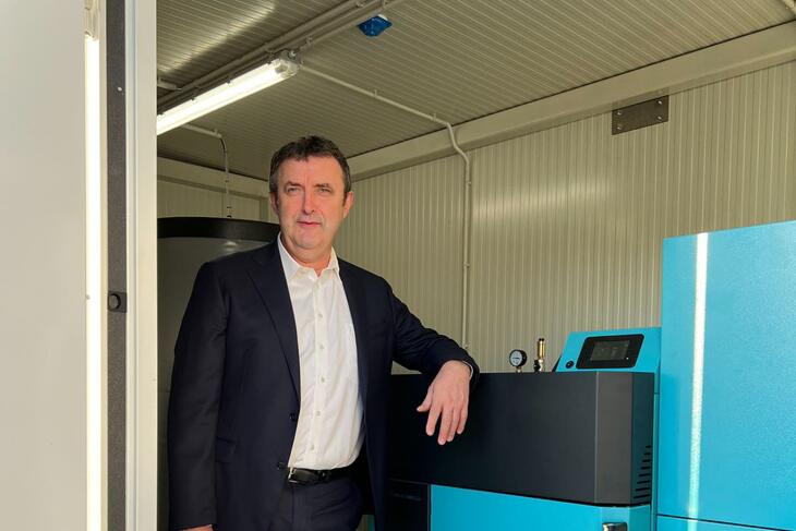 Palkovics László még technológiai és ipari miniszterként mutatja egy konténerkazán prototípusát 2022 októberében