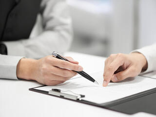 Fél évvel meghosszabbítják a díjmentességet a vállalkozásoknak