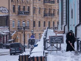 Téglákat melegítenek gázrezsókon a kijeviek – sok házban napok óta nincs fűtés