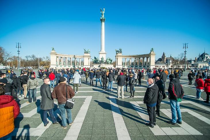 A vendéglátóhelyek, szálláshelyek nyitvatartásáért tartott demonstráció résztvevői a budapesti Hősök terén 2021. február 1-jén. MTI/Balogh Zoltán