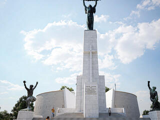 Trendszerű forintgyengülés és BUX-szárnyalás várható jövőre