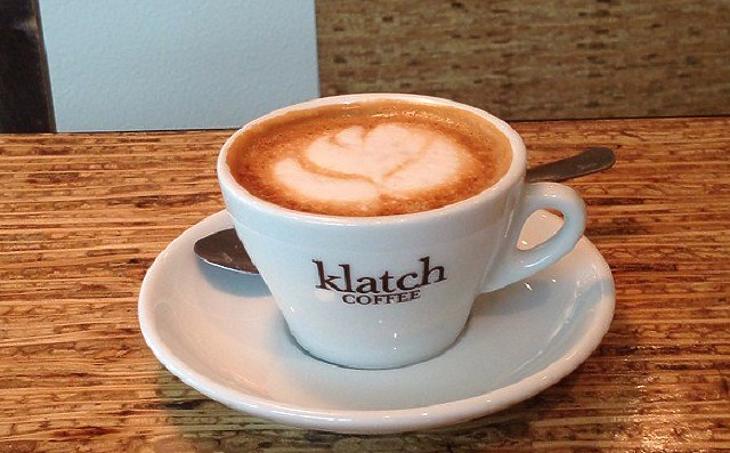 Egy csésze cappuccino a Klatch Coffee-tól.