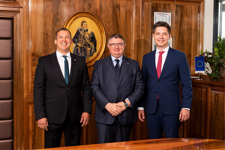 Az egyesülő bankok vezetői (balról): Lélfai Koppány (Budapest Bank), Vida József (Takarékbank), Balog Ádám (MKB). Fotó: bankok