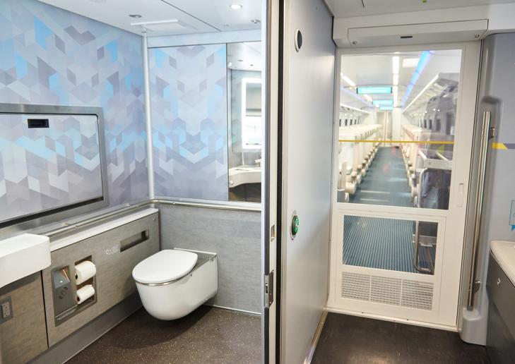 Ilyen, úgynevezett érintésmentes mosdókat használhatnak az utasok a háromórás út alatt. Fotó: Brightline 