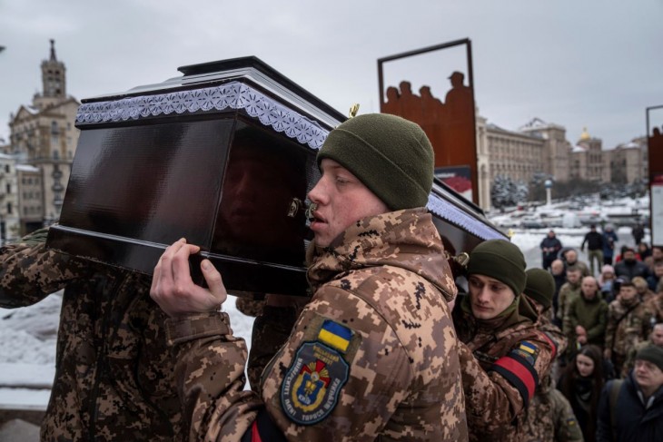 Andrij Tracsuk ukrán katona koporsóját viszik a kijevi Függetlenség terén tartott gyászszertartáson 2023. december 15-én. A 2014-es Majdan-tüntetéseken részt vevő veterán december 9-én esett el az orosz erőkkel vívott harcban a dél-ukrajnai Herszon közelében. Fotó: MTI/AP