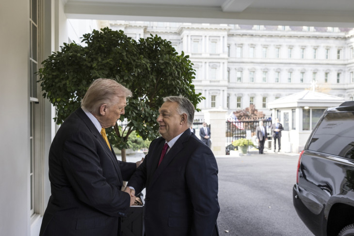 Donald Trump amerikai elnök és Orbán Viktor miniszterelnök kézfogása a washingtoni Fehér Házban 2025. november 7-én. Ezen múlik, hogy 1 évig vagy az örökkévalóságig tart a mentességünk a szankciók alól.