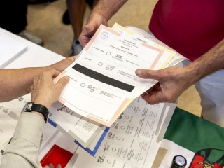 Egy férfi átveszi a szavazólapokat az önkormányzati, európai parlamenti (EP-) és nemzetiségi választásokon a II. kerületi Áldás utcai általános iskolában lévő szavazókörben 2024. június 9-én. MTI/Szigetváry Zsolt