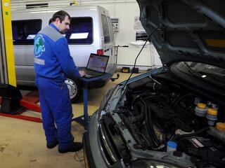 Ezentúl Pintér Sándor belügyminiszter lányai profitálnak a műszaki vizsgákból