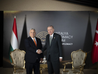 A Miniszterelnöki Kommunikációs Főosztály által közreadott képen Orbán Viktor miniszterelnök (b) és Recep Tayyip Erdogan török elnök az Antalyai Diplomáciai Fórumon 2025. április 11-én. 