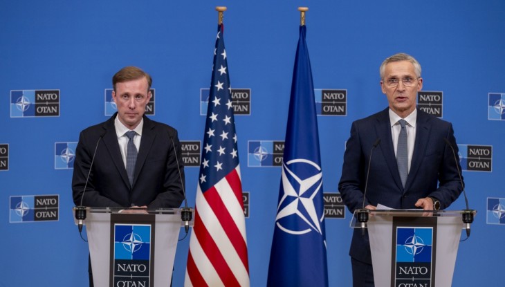 A Fehér Ház nemzetbiztonsági tanácsadója, Jake Sullivan és Jens Stoltenberg NATO-főtitkár február 7-i sajtótájékoztatóján jött szóba Orbán Viktor és a magyar hezitálás a svéd NATO-tagság kapcsán. Fotó: NATO