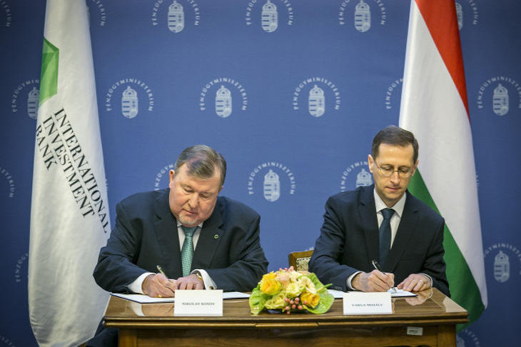 Varga Mihály pénzügyminiszter és Nyikolaj Koszov, a Nemzetközi Beruházási Bank elnöke aláírja a pénzintézet székhelyének áthelyezéséről szóló megállapodást Budapesten 2019. februárban. Fotó: MTI