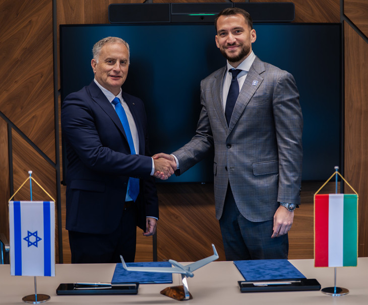 Dan Slasky, az Aeronautics Group elnök-vezérigazgatója és Sárhegyi István, a 4iG SDT vezérigazgatója a megállapodás aláírásánál 