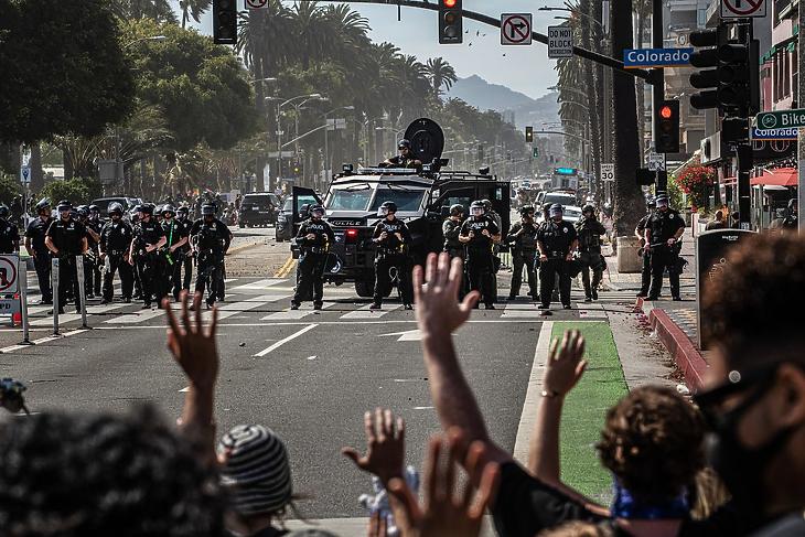 Katonai járművet vet be a rendőrség egy tömegoszlatáson Santa Monicában, 2020. május 31-én. (Fotó: New York Times / Bryan Denton)