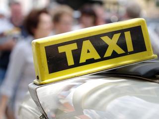 Hatóságiárasította a taxitarifákat a kormány