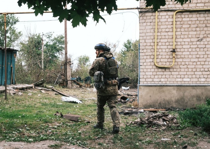 A lakosság evakuálásában vesz részt egy ukrán rendőr a kelet-ukrajnai Harkiv megye Vovcsanszk városában 2024. május 13-án. A napokban az orosz erők több falut elfoglaltak a Harkivi területen, jelenleg az orosz határtól 5 kilométerre fekvő Vovcsanszk körül folynak a harcok