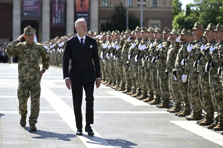 Szalay-Bobrovniczky Kristóf honvédelmi miniszter és Böröndi Gábor vezérezredes, a Honvéd Vezérkar főnöke érkezik a katonai eskütételre 