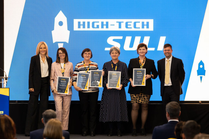 Dr. Várkonyi Andrea, a High-Tech Suli program kiváló pedagógusai és Horváth Ádám, a program szakmai vezetője