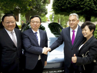 Orbán Viktor miniszterelnök és Vang Csuan-fu, a BYD vállalat elnök-vezérigazgatója fog kezet a stratégiai együttműködés apropóján.