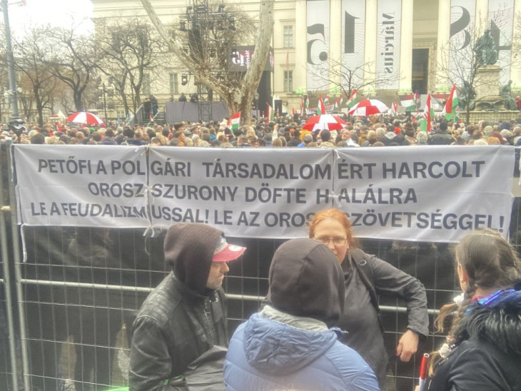  A molinót eredetileg fordított szöveggel, a színpad felé feszítették ki, az olvashatóság érdekében tükröztük a képet