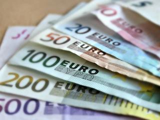 Húsz év után óriási változás jön az euróbankjegyeknél 