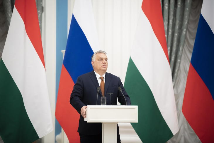 Orbán Viktor a Vlagyimir Putyin orosz elnökkel folytaott tárgyalásuk után tartott sajtótájékoztatón Moszkvában 2022. február 1-jén. Oroszországgal a háta mögött nagyobbnak érezheti nemzetközi súlyát?(Fotó: MTI/Miniszterelnöki Sajtóiroda/Benko Vivien Cher)