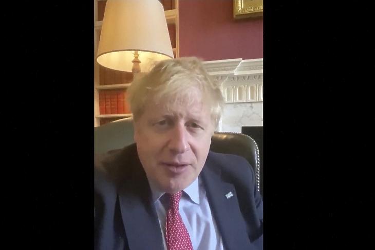 Boris Johnson brit miniszterelnök Twitter-fiókja által közreadott, videofelvételről készített képen Johnson bejelenti, hogy a szervezetében is kimutatták a Covid-19 megbetegedést okozó új koronavírust. MTI/AP/Boris Johnson Twitter-fiókja