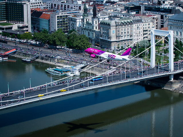 Nézze meg a Duna felett lavírozó utasszállító gépet!