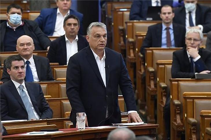 Orbán Viktor miniszterelnök válaszol kérdésre az Országgyűlés plenáris ülésén 2020. március 30-án. Fotó: MTI/Máthé Zoltán